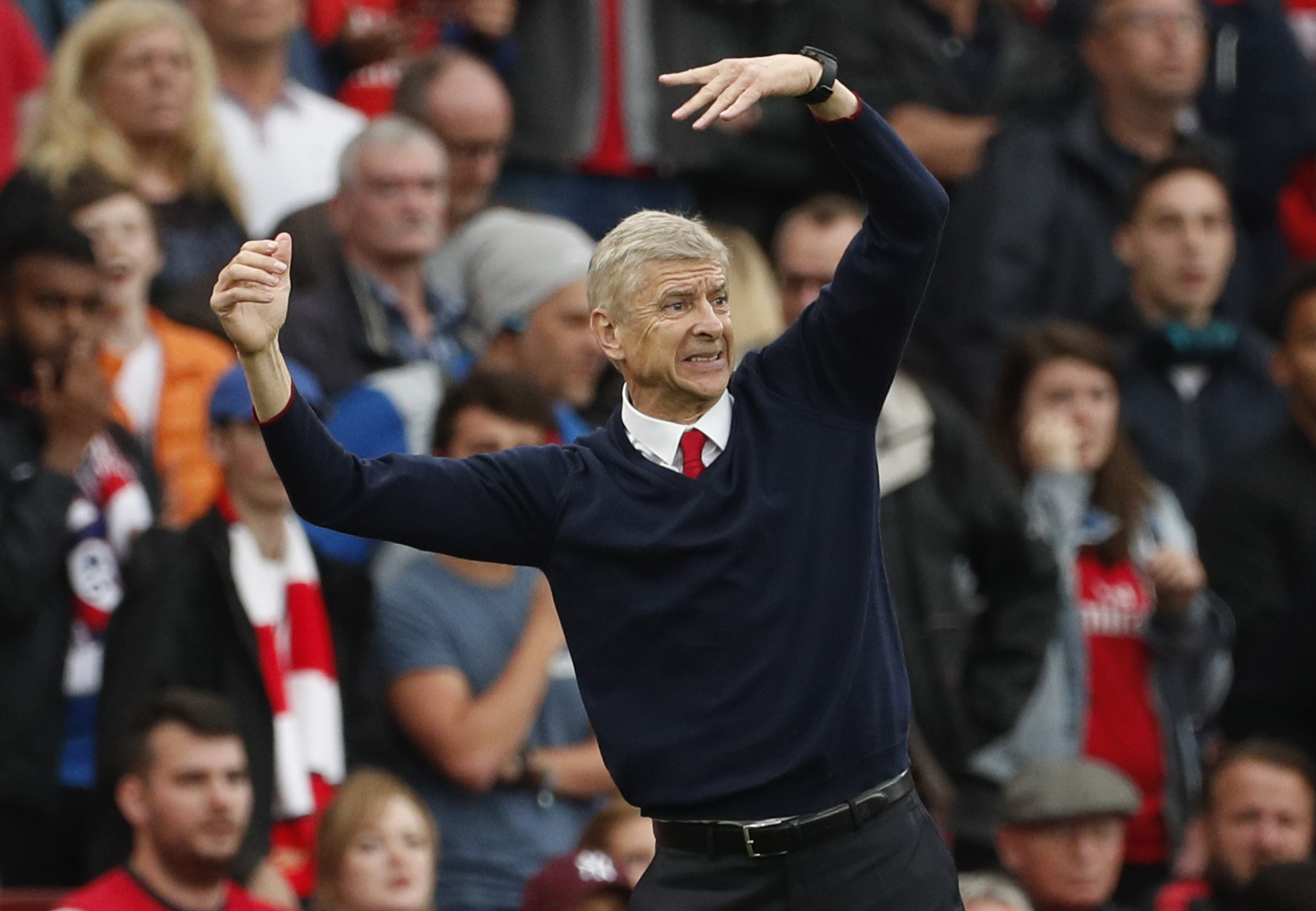 HLV Wenger chủ quan, Arsenal ngược dòng hú vía