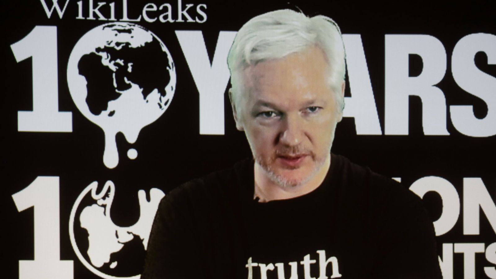 Không muốn "đụng" bầu cử Mỹ, Ecuador cắt mạng ông chủ WikiLeaks