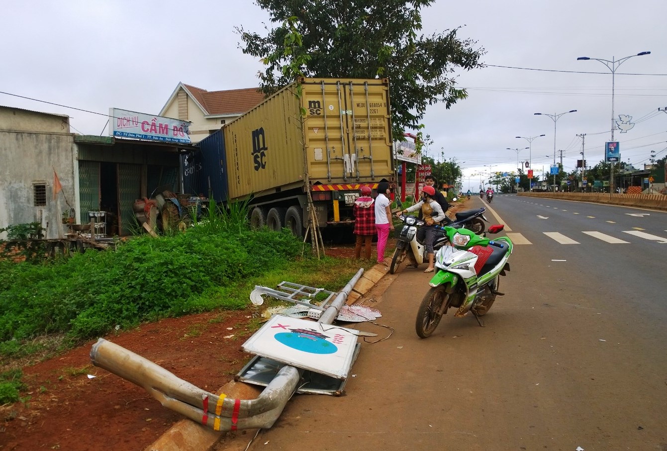 Nổ lốp, xe container ủi thẳng vào nhà dân