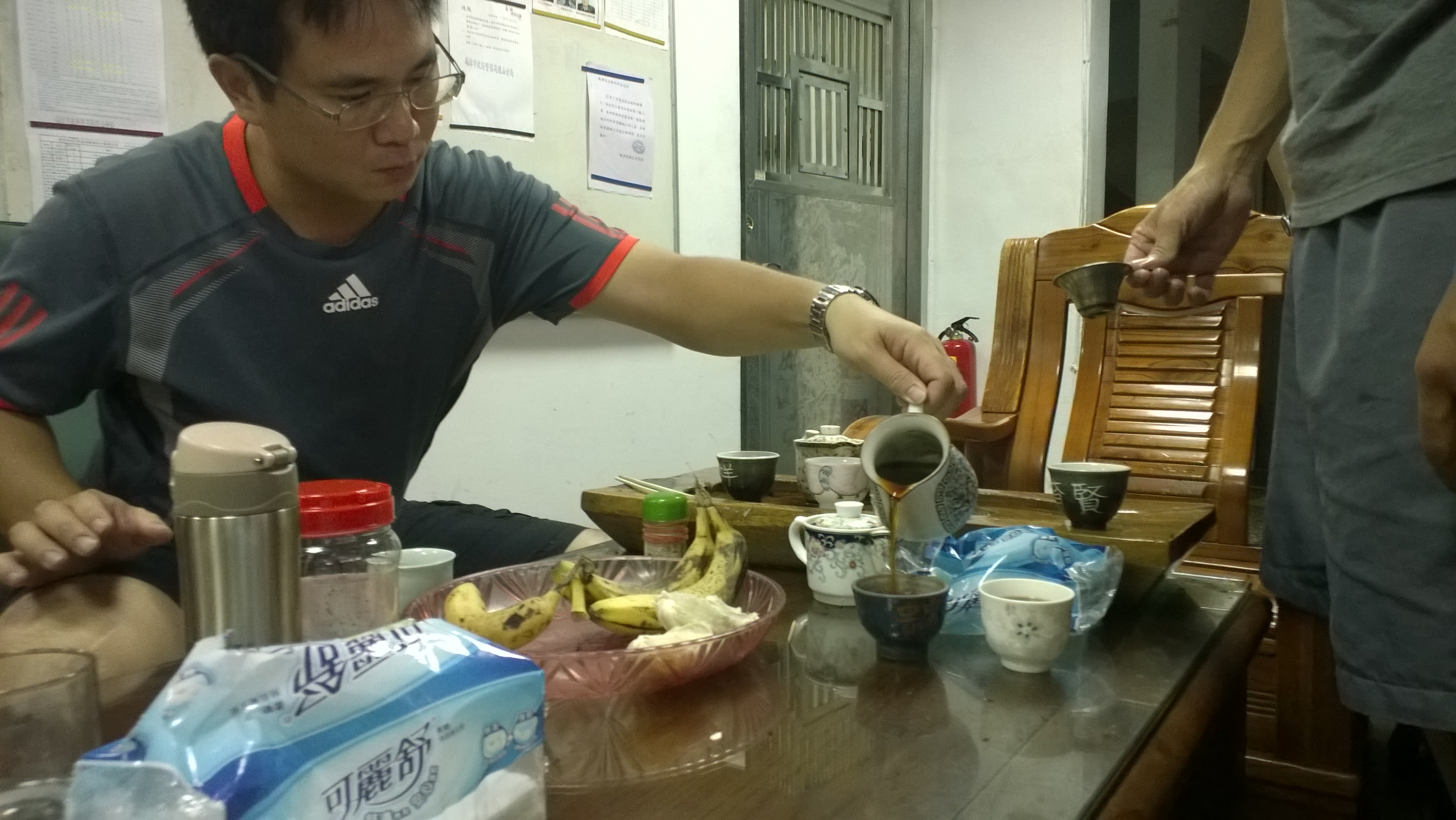 
Anh cảnh s&aacute;t vừa hết ca ra ngồi pha ấm tr&agrave; Phổ Nhĩ
