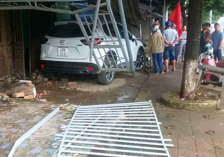 
Chiếc &ocirc; t&ocirc; h&uacute;c thẳng nh&agrave; d&acirc;n, rất may kh&ocirc;ng ai bị thương vong.
