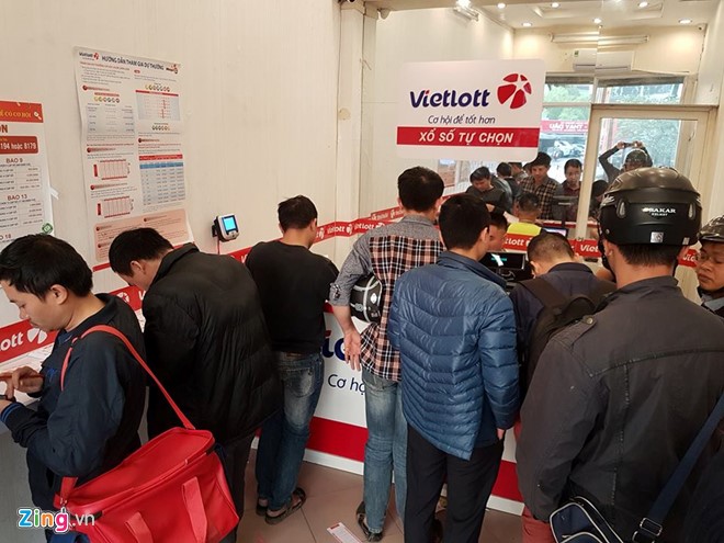 Người chơi xếp hàng dài mua vé sát giờ tại một điểm bán hàng trên đường Xã Đàn (Hà Nội) ngày 23-12. Ảnh: Ngô Minh.