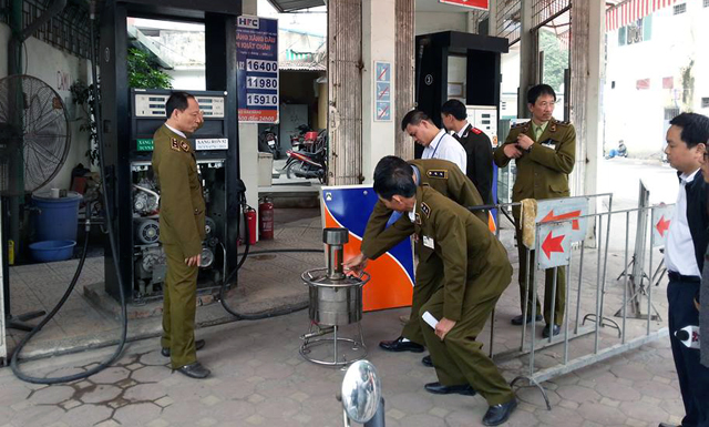 Thủ đoạn "móc túi" khách hàng cả tỉ đồng của 16 nhân viên cây xăng