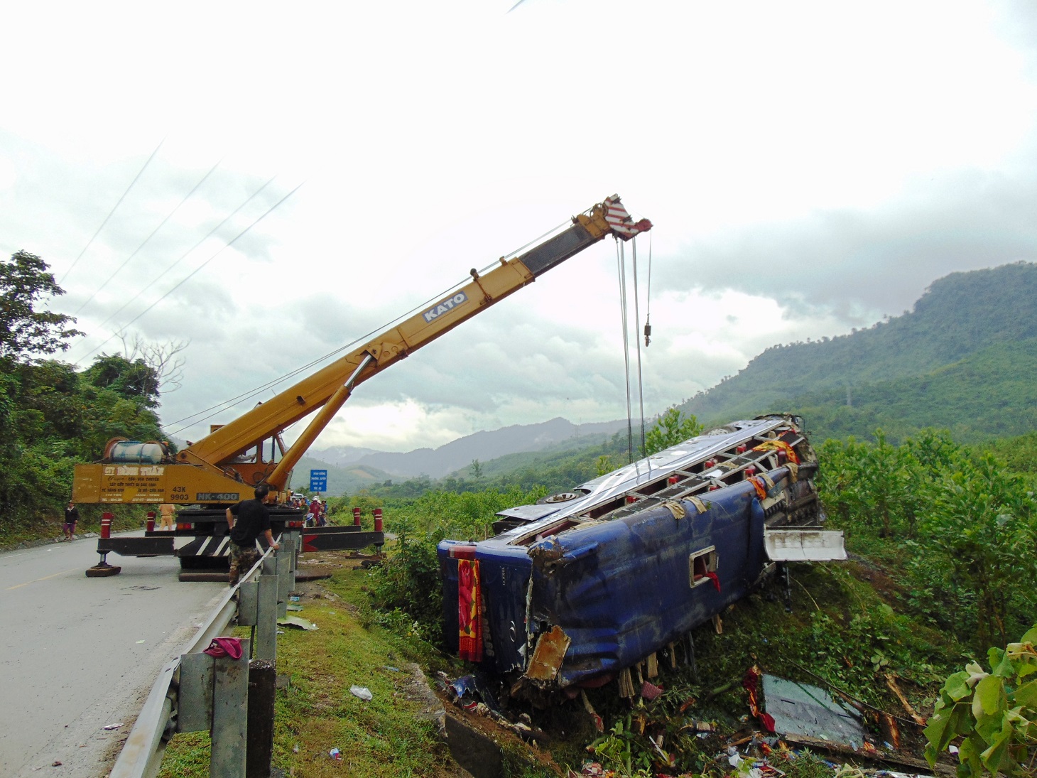 Xe khách gặp nạn được đưa khỏi hiện trường