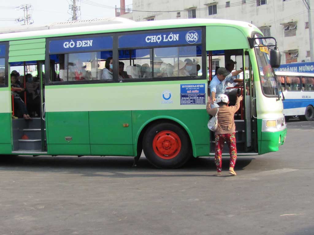 Tranh khách, côn đồ đánh tài xế, phụ xế xe buýt trọng thương