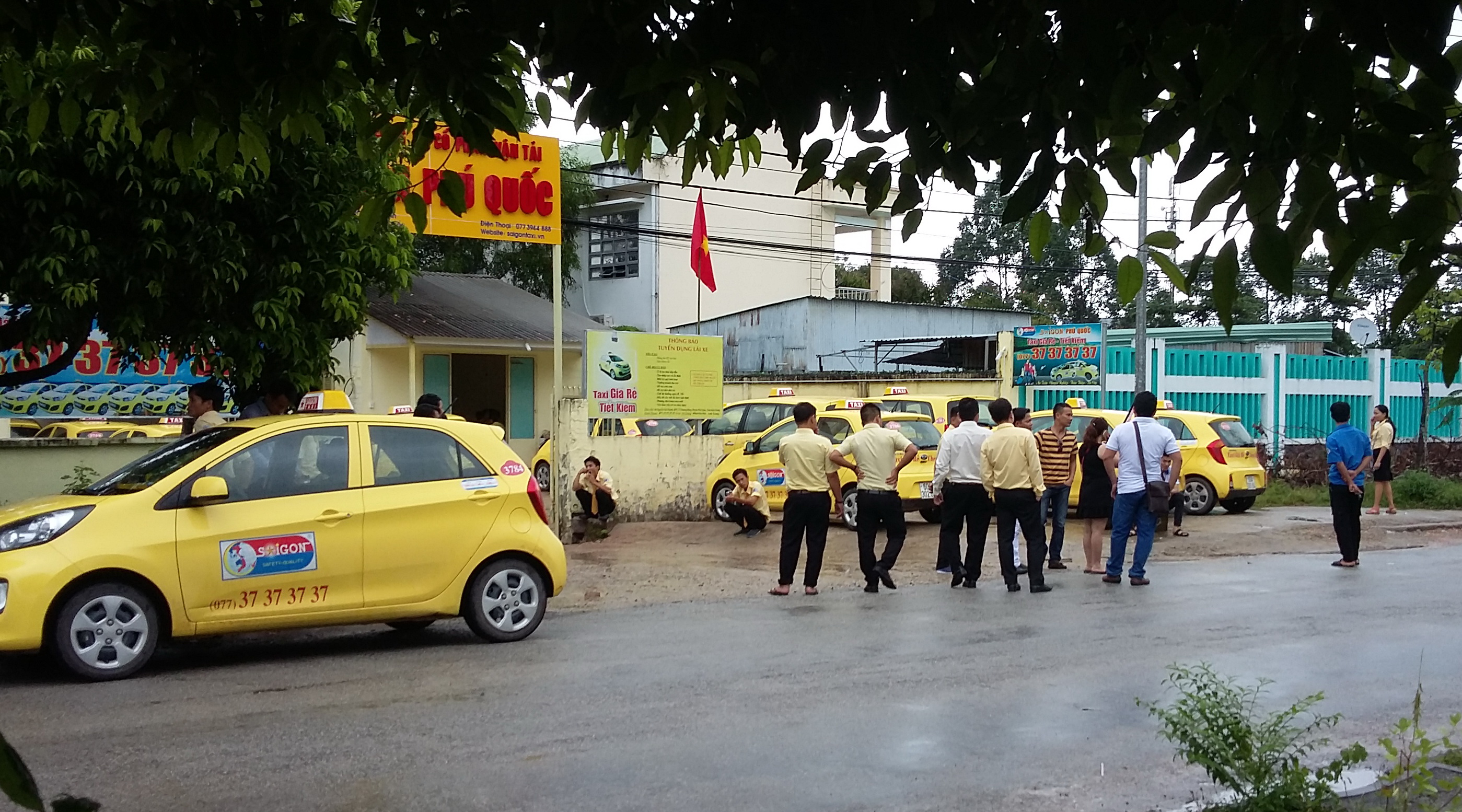 Các tài xế đưa xe tập trung trước cổng chi nhánh của công ty vào đầu giờ chiều.