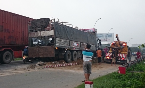 Xe tải đâm nát dải phân cách cứng và gần đụng trụ đầu Cầu Voi