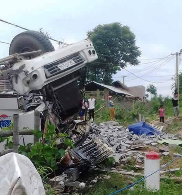 Xe tải lật úp khiến 3 người chết, 7 người bị thương