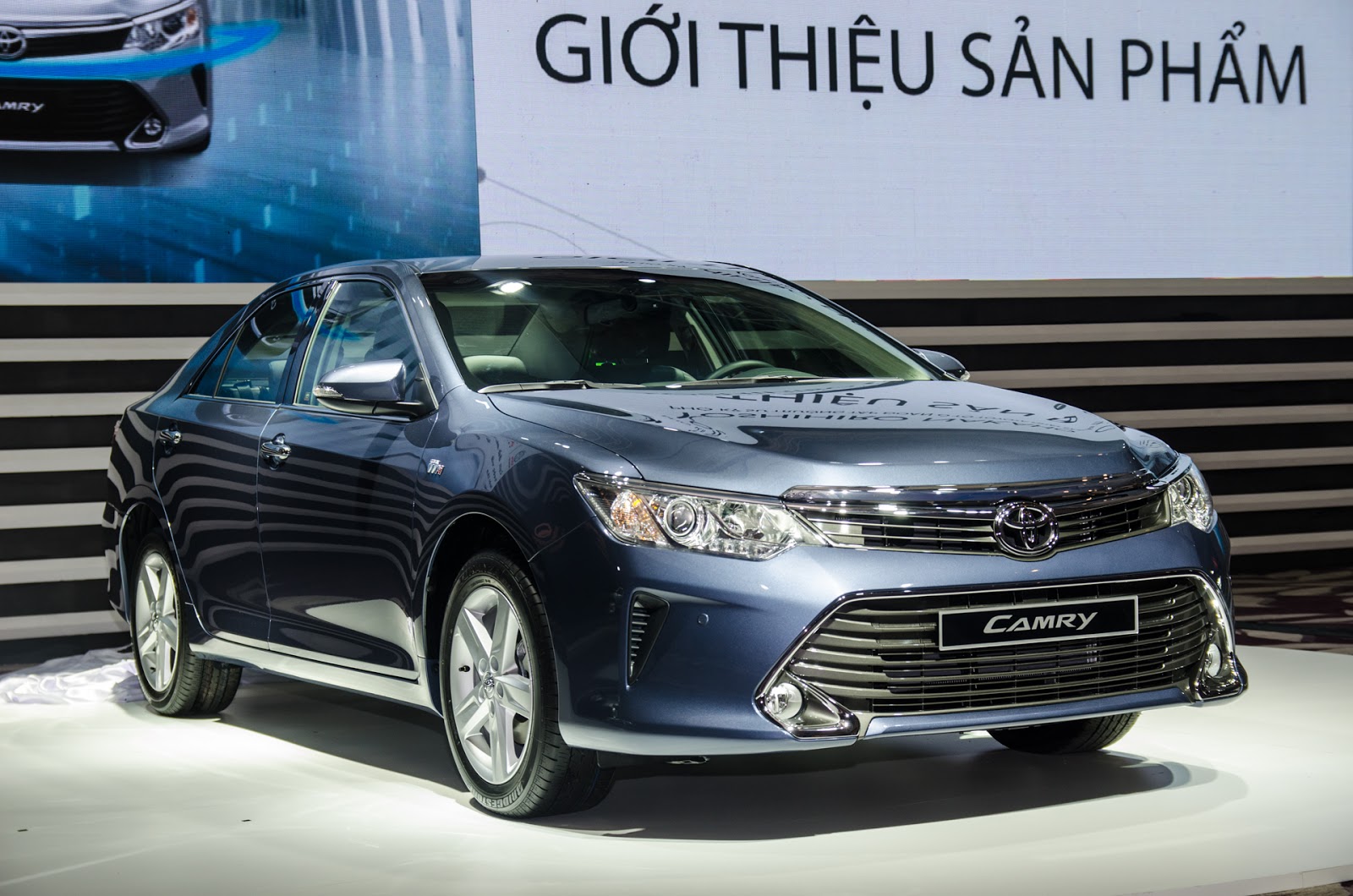 Camry 600 triệu: Hà Nội - Sài Gòn tê liệt vì xe hơi?