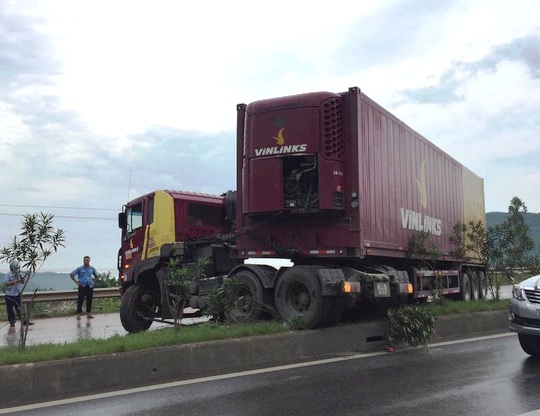 Xe container bay lên dải phân cách, chắn ngang quốc lộ 1A