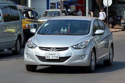 Xe Hàn Quốc được yêu thích tại Lào bởi giá thấp và dễ mua.