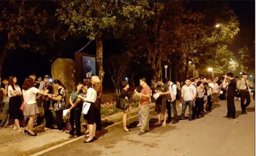 Xếp hàng mua căn hộ và cái kết đắng