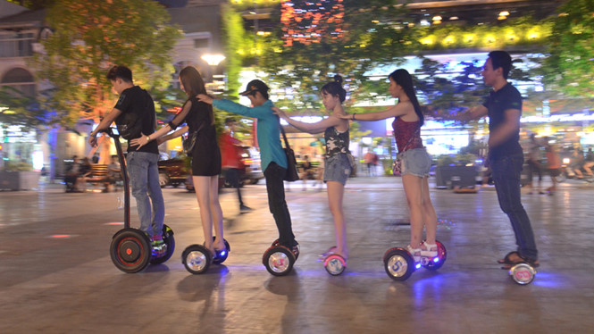 Hết hồn vì xe trượt điện