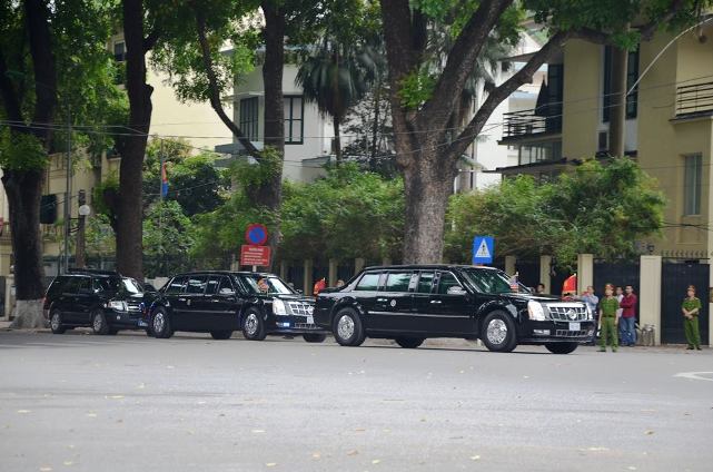Người dân hò reo chào đón đoàn Tổng thống Obama