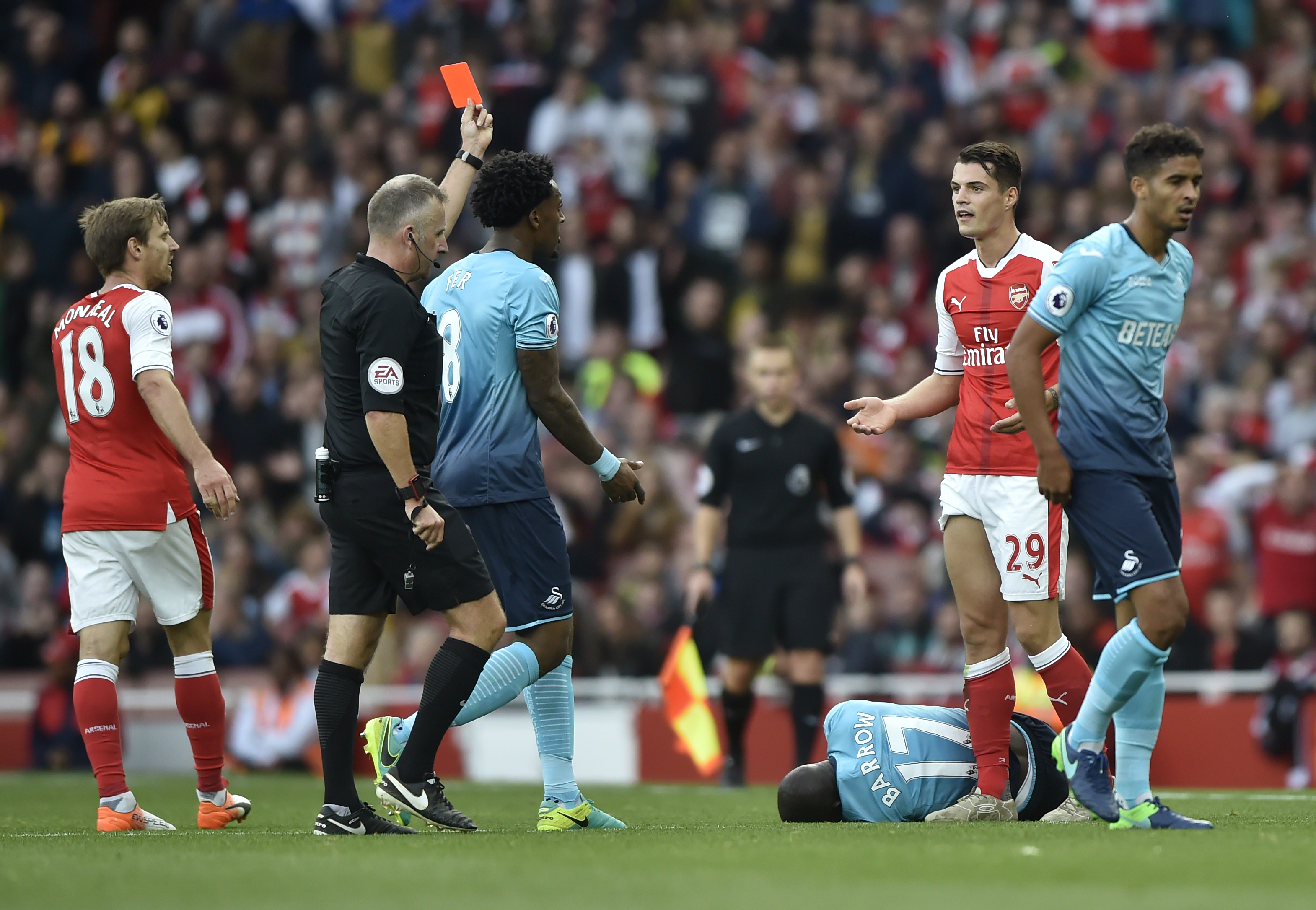 Wenger bênh vực “vua thẻ đỏ”