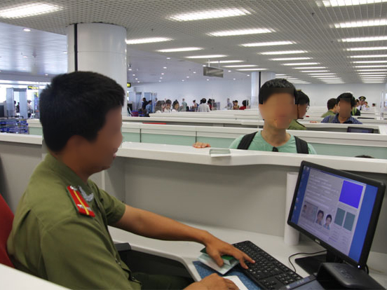Bị cấm bay 6 tháng vì... “sang Bangkok đánh bom”