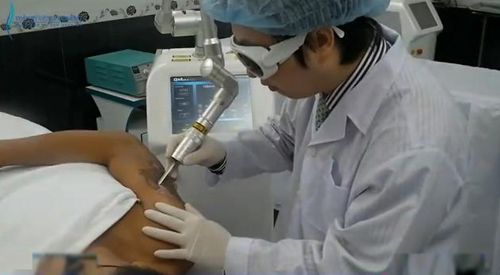 Bộ quy tắc yêu cầu công chức của TP Hà Nội không được xăm, vẽ hình phản cảm - Ảnh minh họa