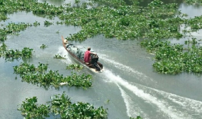 Xuồng chở thuốc lá lậu