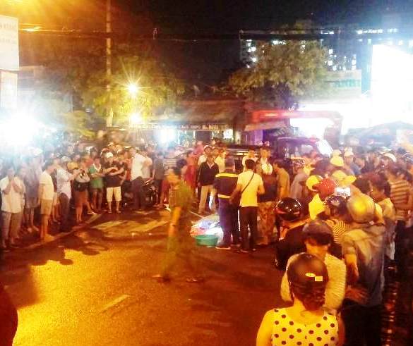 Qua đường, một phụ nữ chết thương tâm dưới gầm xe hút bê-tông