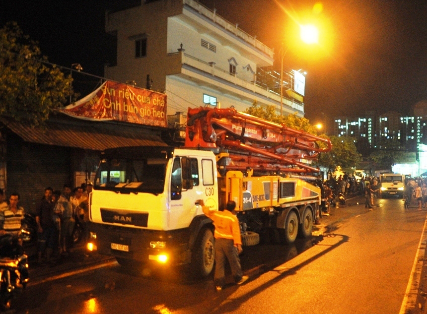 
Chiếc xe bơm h&uacute;t b&ecirc;-t&ocirc;ng tại hiện trường
