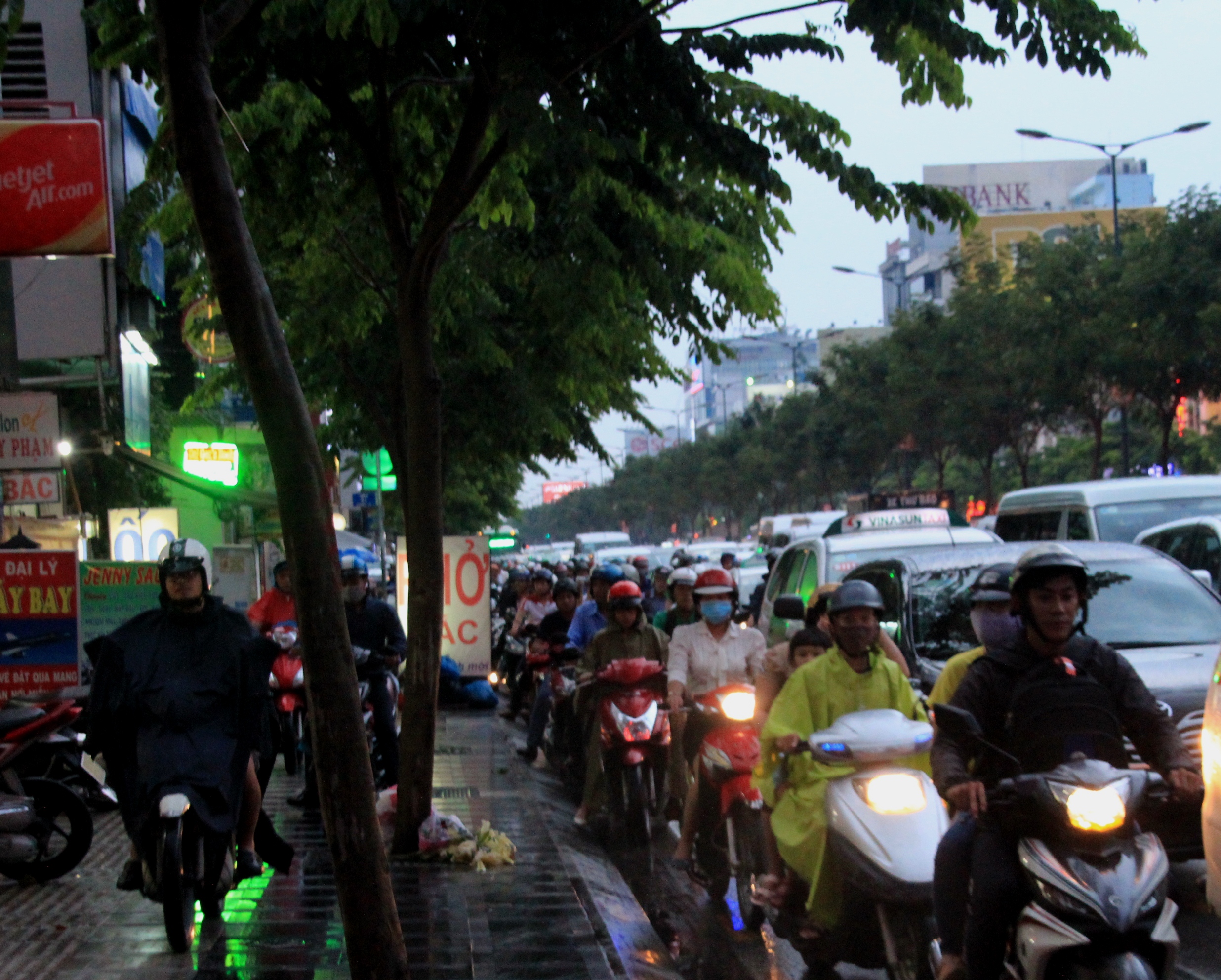 Còn xe máy thì leo lề để lưu thông...