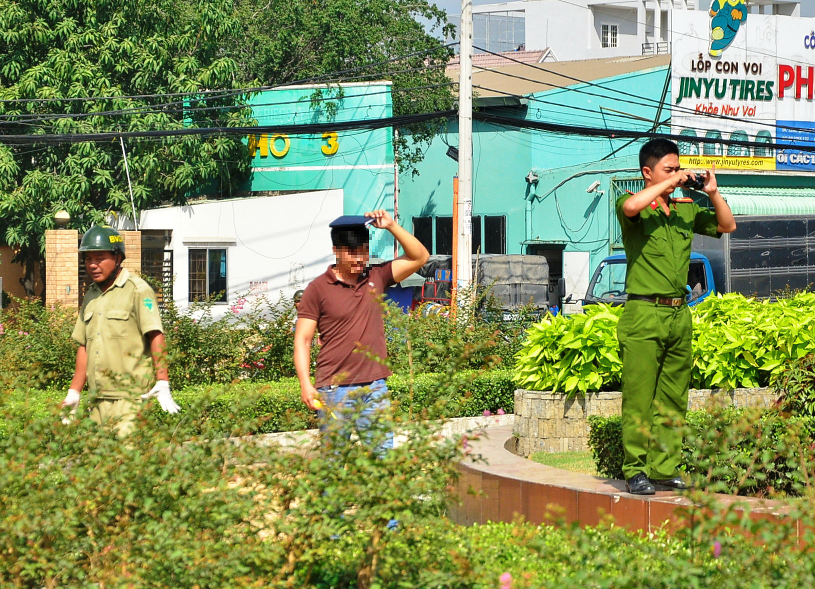 Lực lượng chức năng có mặt khám nghiệm hiện trường