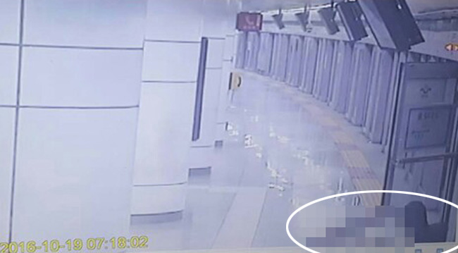 Chết thảm vì mắc kẹt ở cửa tàu điện ngầm