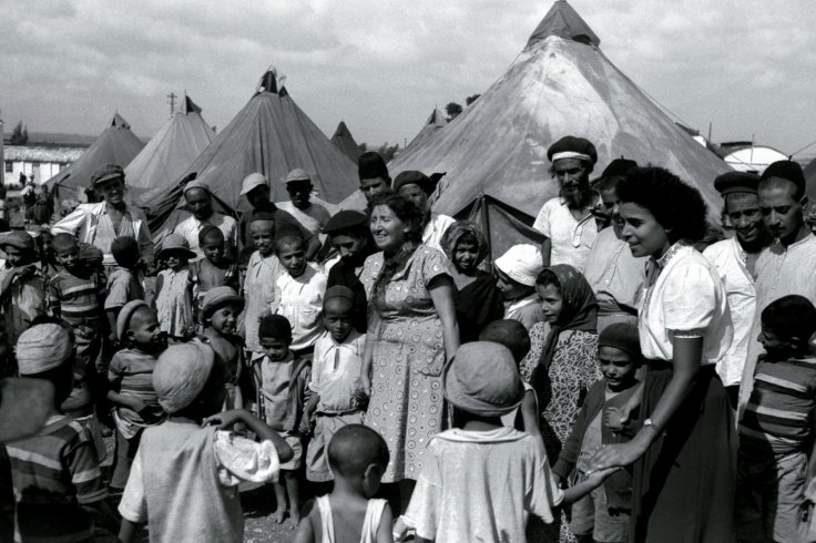 Người Do Thái nhập cư từ Yemen tại một khu trại ở Israel năm 1949. Ảnh: REUTERS