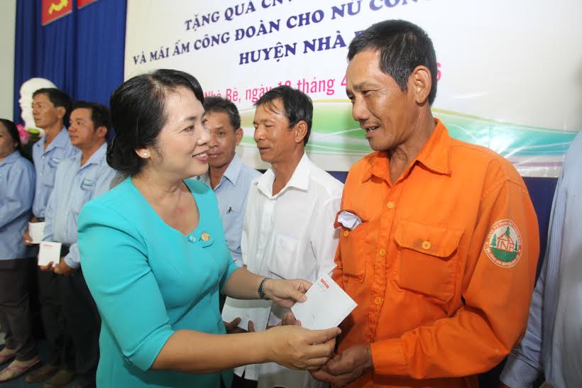 Chung tay vì CNVC-LĐ khó khăn