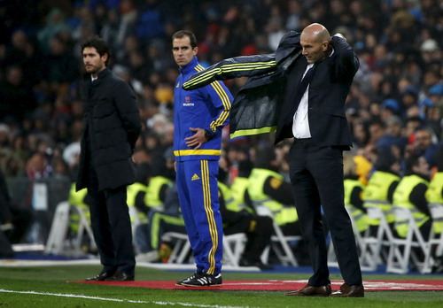 Zidane &acirc;u lo với trọng tr&aacute;ch dẫn dắt Real Madrid