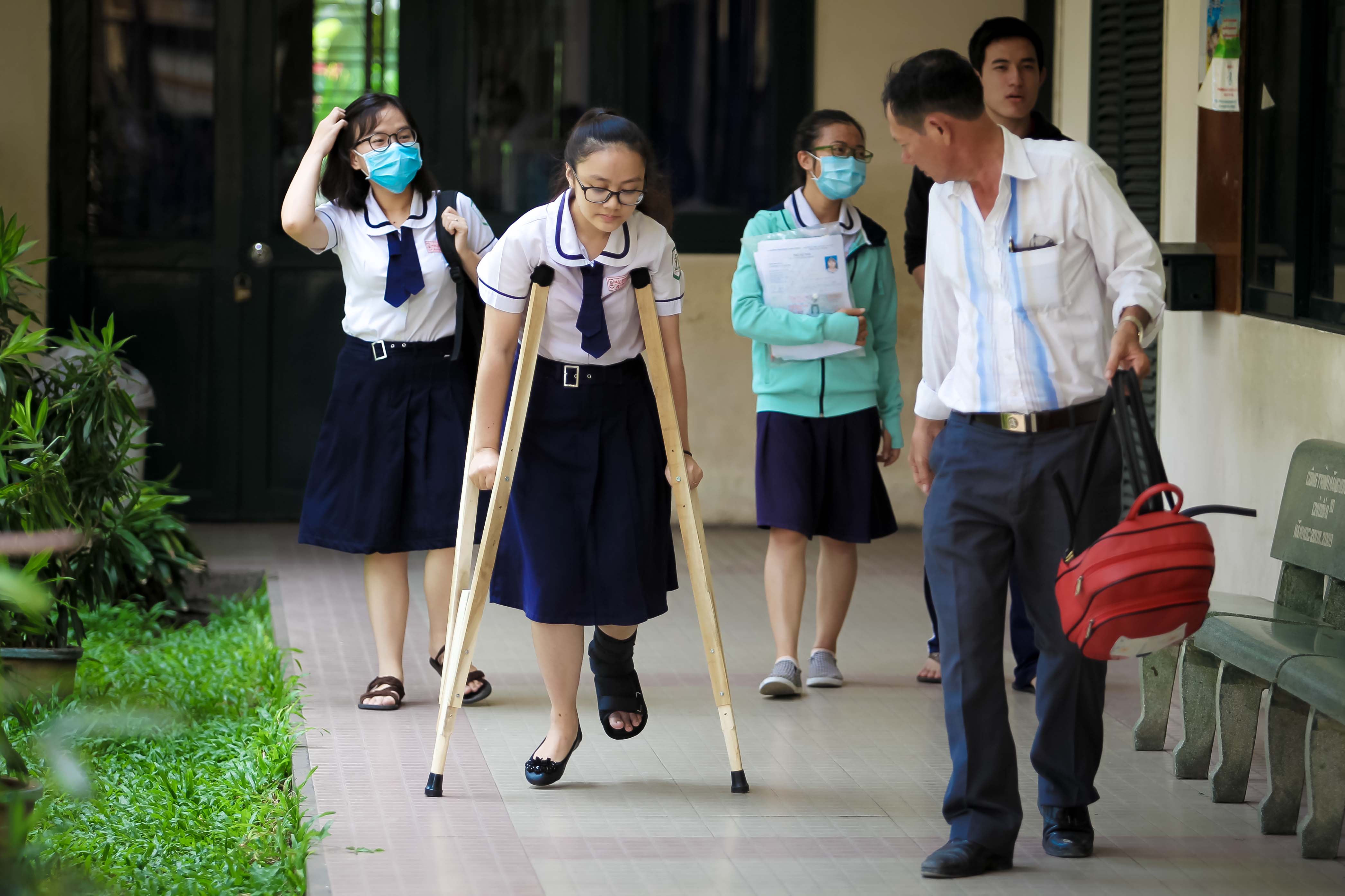 Cảm động h&igrave;nh ảnh người cha đưa con g&aacute;i đi thi tại TP HCM - Ảnh 3.