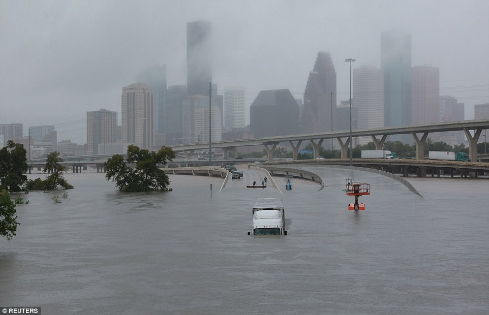 Mỹ xả đập cứu lũ cho Houston - Ảnh 7.