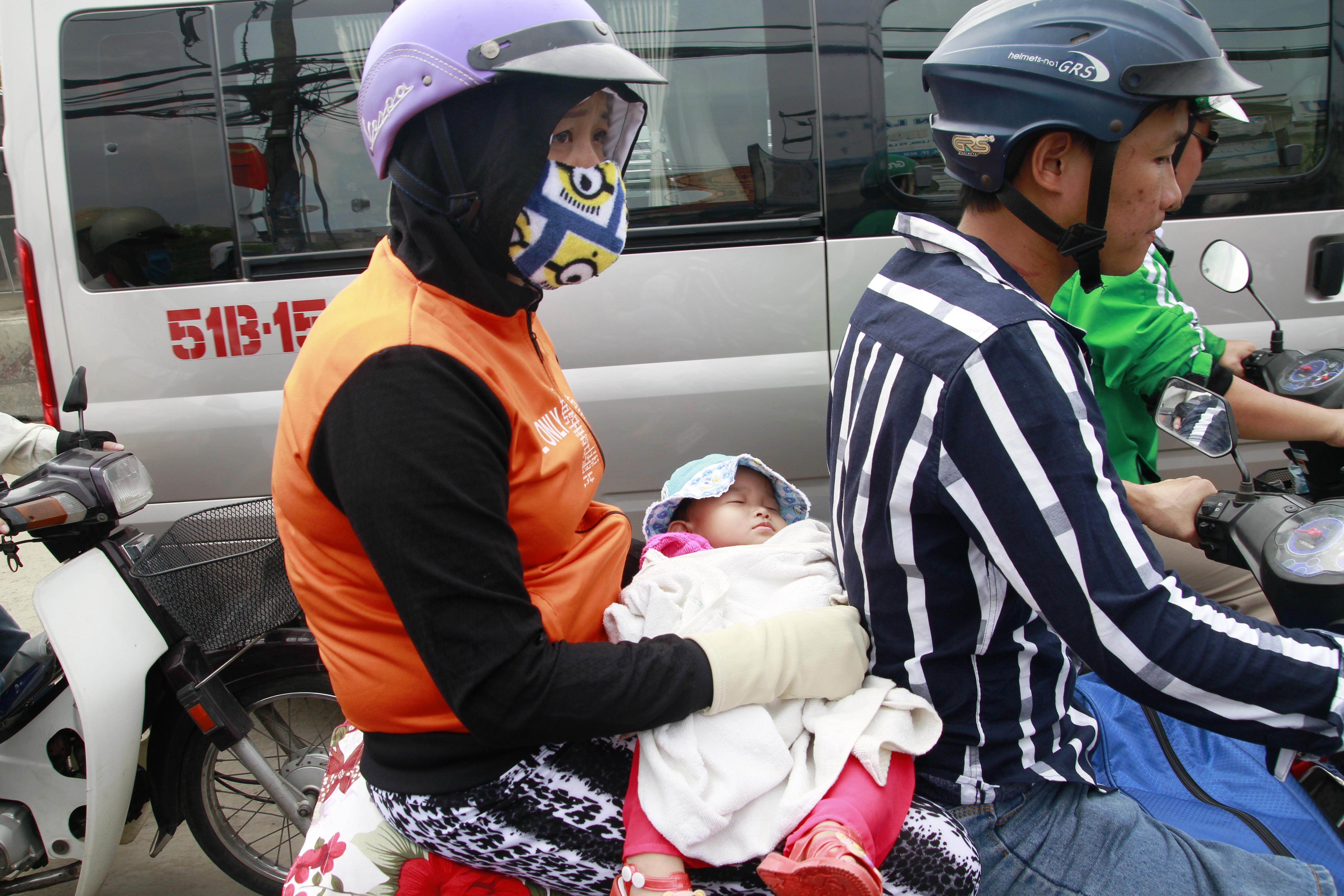 Bơ phờ v&igrave; kẹt xe, nhiều em nhỏ phải vạ vật, ngủ thiếp tr&ecirc;n tay cha mẹ