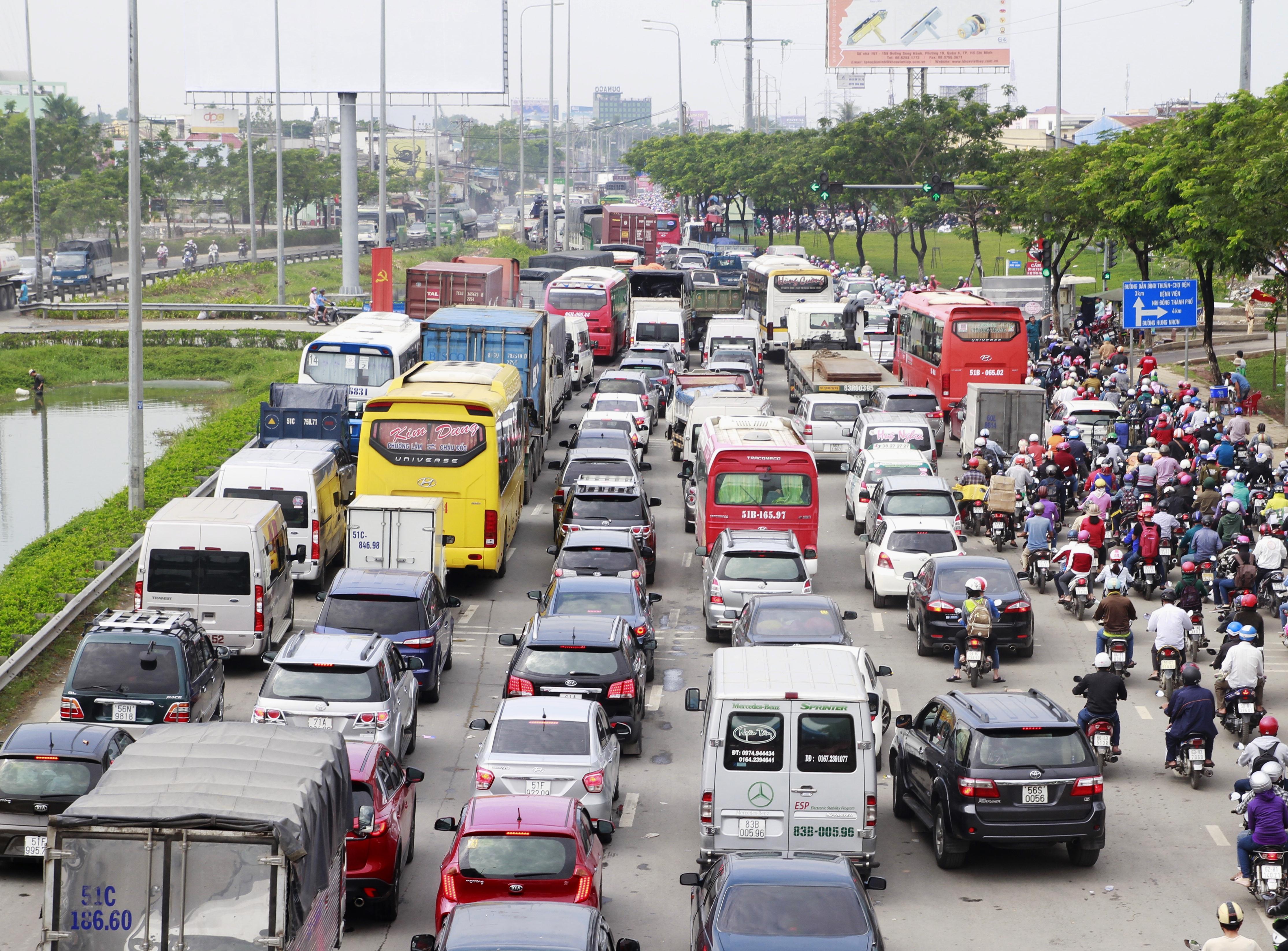 Bến xe, đường cửa ngõ TP HCM “nghẹt thở” bởi người đi nghỉ lễ