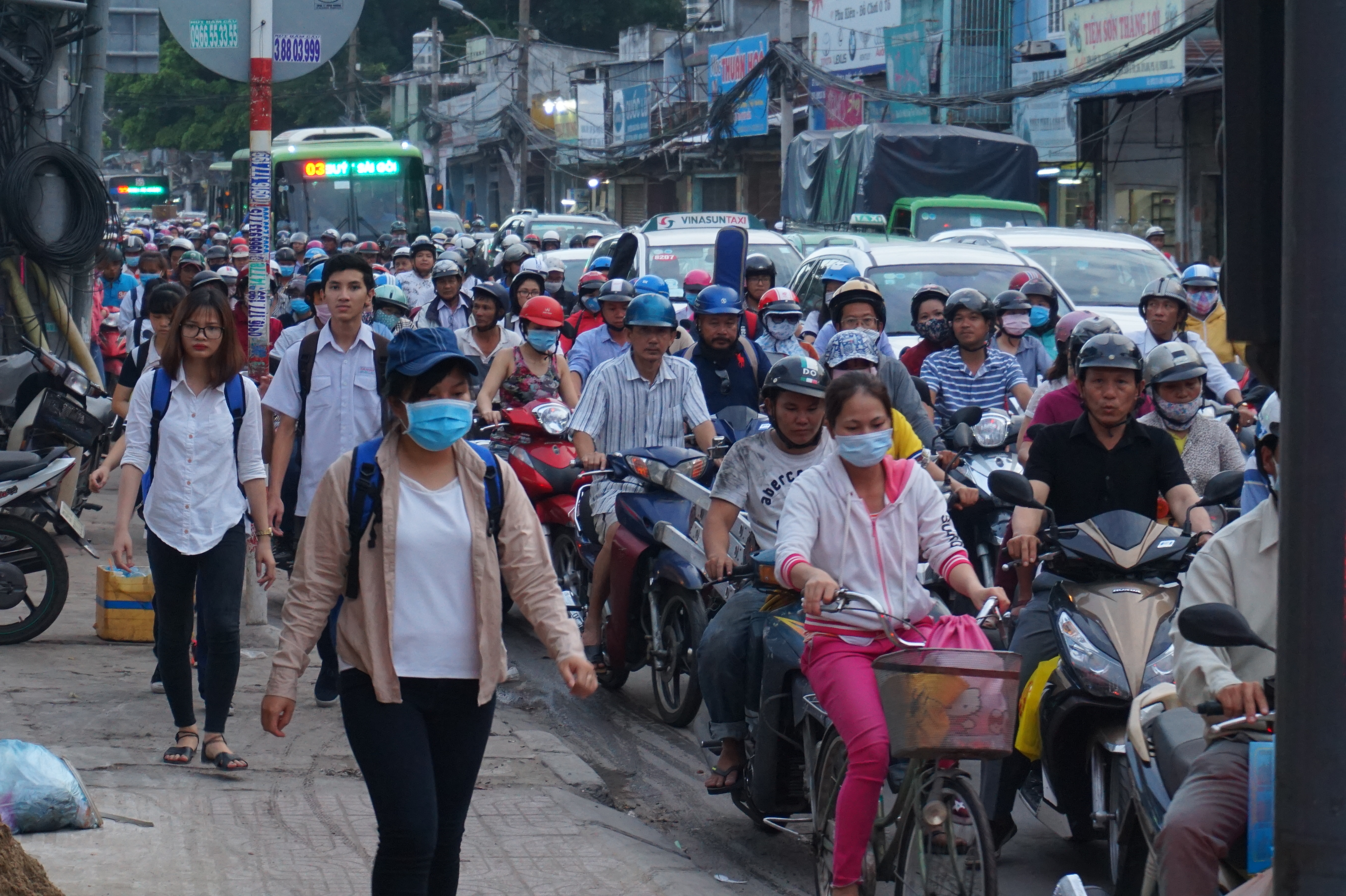 “Buổi sáng đi làm cũng kẹt, chiều về nhà còn kẹt hơn. Quá mệt mỏi khi ngày nào cũng vậy” – chị Nguyễn Thị Thanh Trang (ngụ quận Gò Vấp) than thở