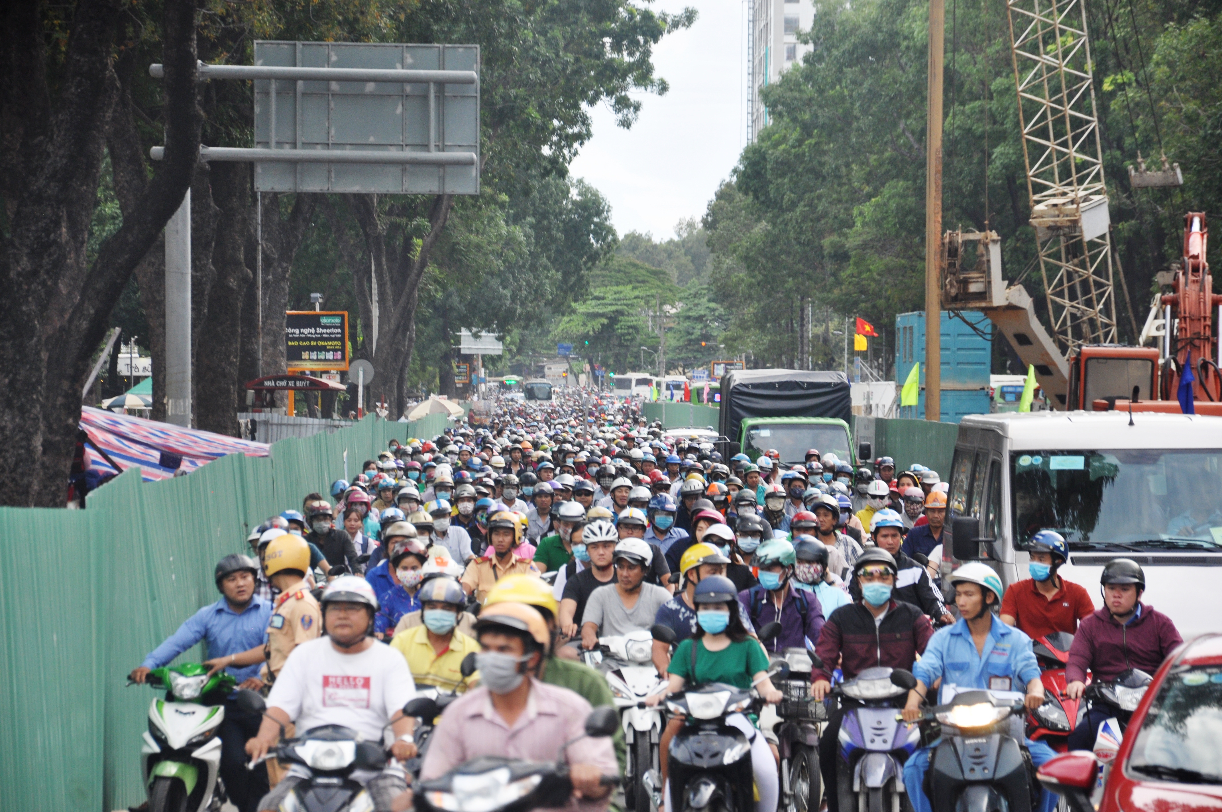 Trên đường Hoàng Minh Giám và Nguyễn Thái Sơn (hướng về quận Gò Vấp), hàng ngàn phương tiện cũng phải nhích từng chút một. Dòng ô tô như “chôn chân” trên đường, trong khi hàng trăm xe máy phải leo lên vỉa hè để lưu thông. Nhiều người chạy xe máy trên đường Hoàng Minh Giám sốt ruột vì cảnh kẹt xe, đã tìm cách quay đầu để chạy ngược chiều