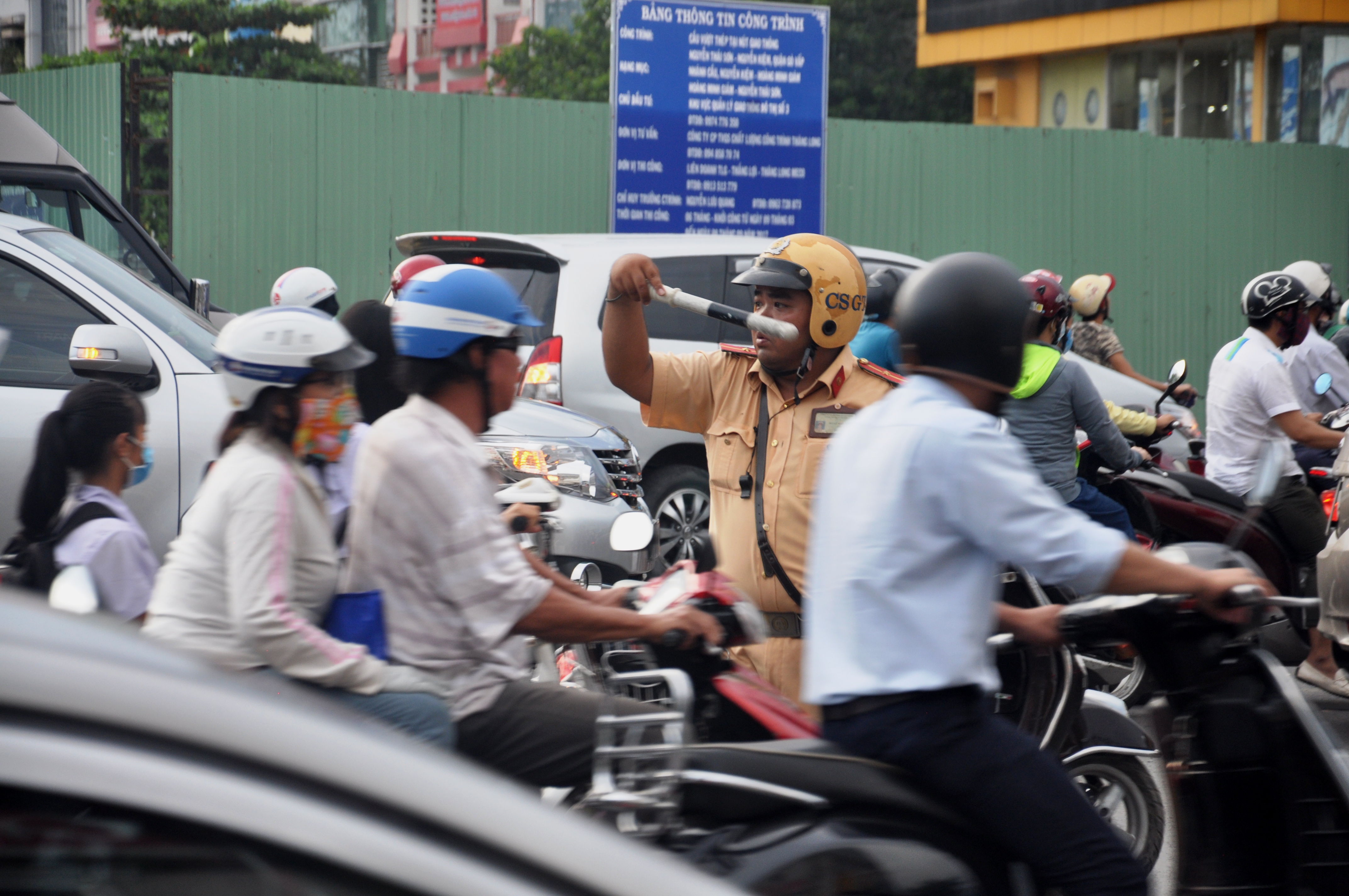 Tại điểm nối giữa các tuyến đường nói trên đến vòng xoay, lực lượng CSGT, thanh niên xung phong… tích cực điều tiết, tăng thời gian lưu thông để lượng phương tiện được giải tỏa nhưng tình hình vẫn căng thẳng
