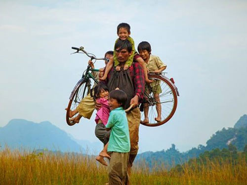 Cảnh trong phim &ldquo; Cha c&otilde;ng con&rdquo;. (Ảnh do đo&agrave;n phim cung cấp)