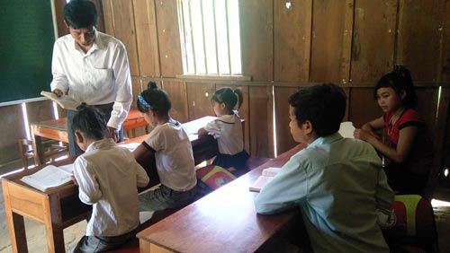 Thầy Ho&agrave;ng Văn S&aacute;u cần mẫn dạy học cho trẻ bản Đo&ograve;ng
