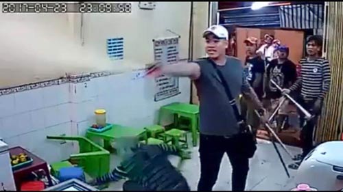 Nhóm giang hồ kéo đến quán kem Chú Tám vào tối 23-4 để đập phá. (Ảnh cắt từ clip)