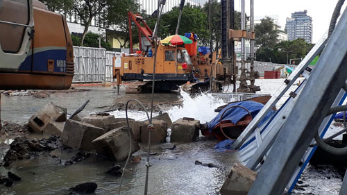 Thi công metro gây vỡ đường ống nước - Ảnh 1.
