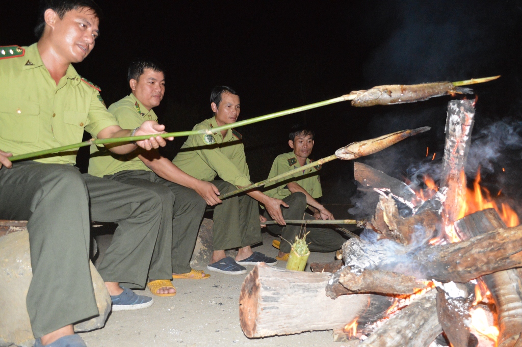Những con cá vừa bắt lên ở suối làm hương vị tết thêm phong phú đối với những người lính giữ rừng