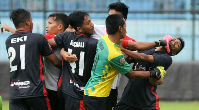 Indonesia: Cầu thủ đánh nhau như giang hồ hỗn chiến
