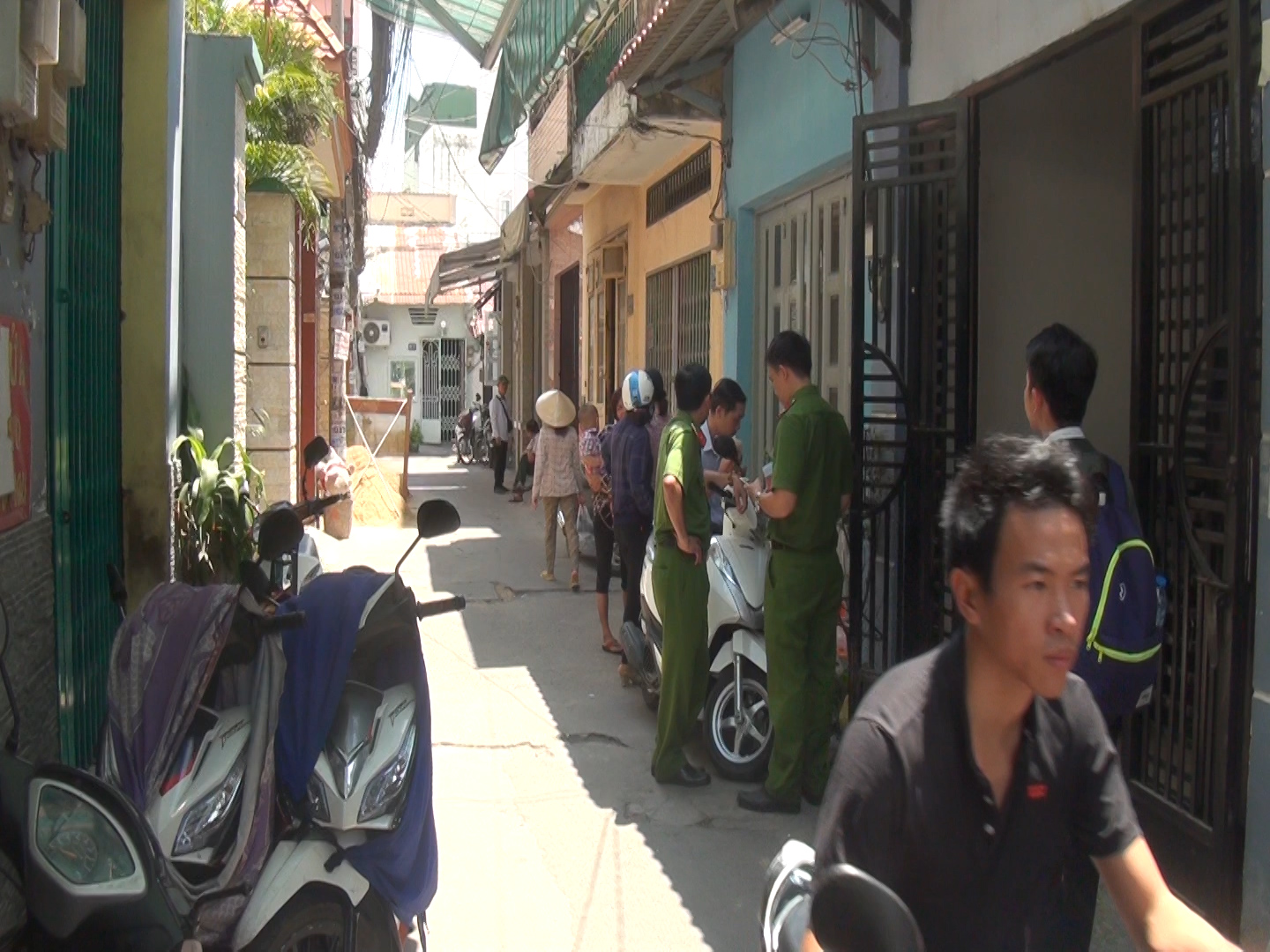 
C&ocirc;ng an phường mời b&agrave; Th. về l&agrave;m việc s&aacute;ng 16-3. (Ảnh: CTV)
