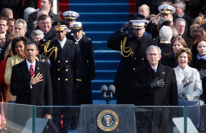 Tổng thống Barack Obama và cựu Tổng thống George W. Bush trong lễ nhậm chức năm 2009. Ảnh: NY Times