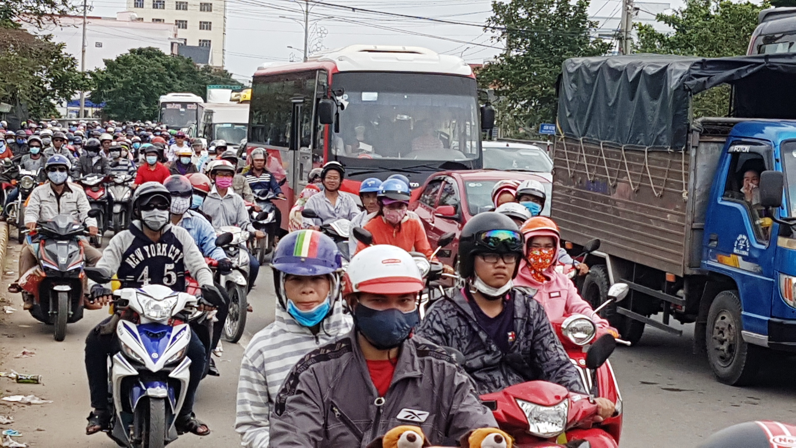Đổ x&ocirc; về Bến Tre, xe kẹt cứng tr&ecirc;n cầu Rạch Miễu - Ảnh 1.