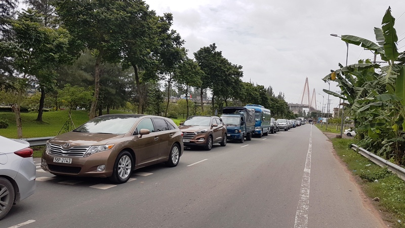 Đổ x&ocirc; về Bến Tre, xe kẹt cứng tr&ecirc;n cầu Rạch Miễu - Ảnh 2.