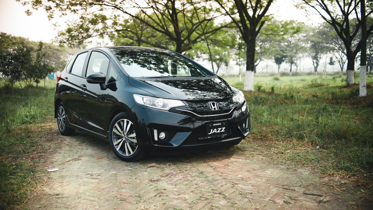 Chồng tiền đặt cọc, đ&oacute;n mua &ocirc; t&ocirc; 300 triệu chơi Tết - Ảnh 2.