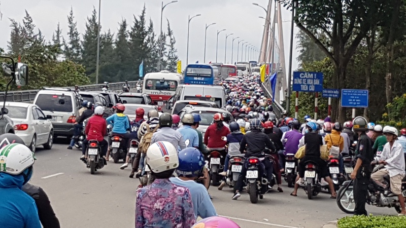 Đổ xô về Bến Tre, xe kẹt cứng trên cầu Rạch Miễu