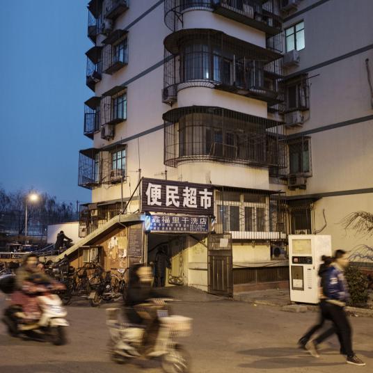 Lối vào của một khu nhà dưới lòng đất. Ảnh: Antonio Faccilongo